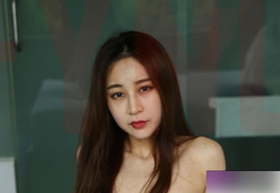 onlyfans知名嫩模（乔依琳）私人摄影，妩媚姿势像狐狸一般勾人心魂【623 MB】